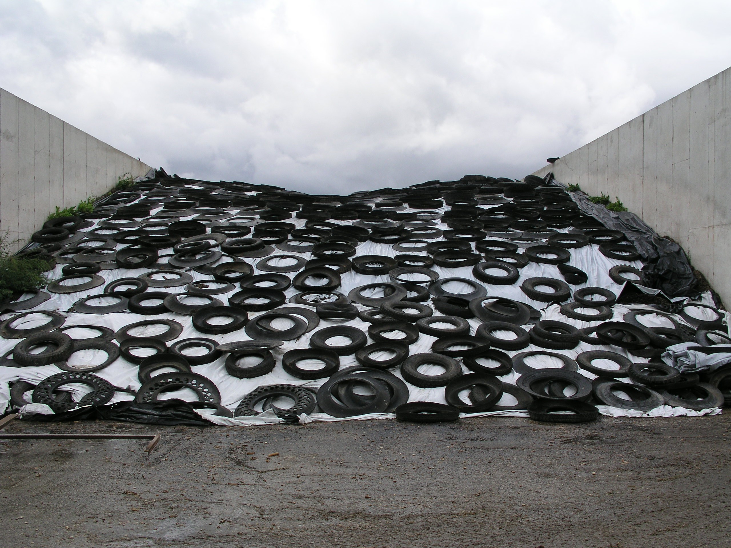 Feed bunker covered with tires